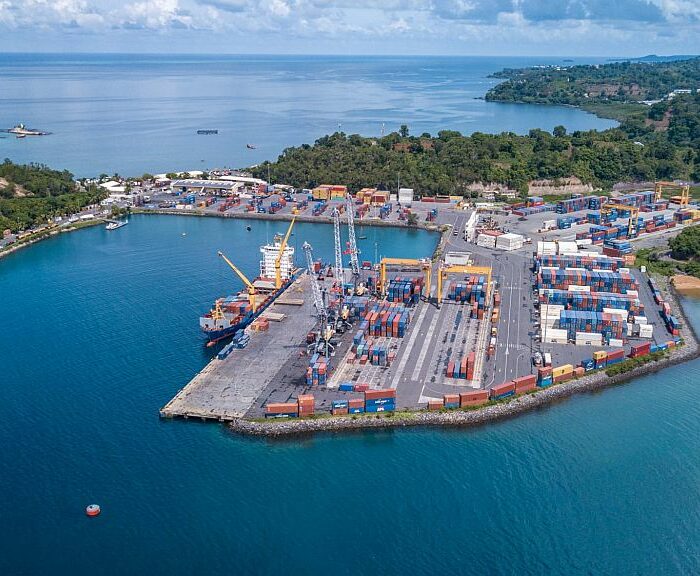 Vue aérienne du port de Longoni à Mayotte