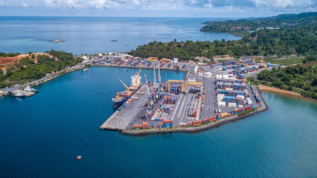 Vue aérienne du port de Longoni à Mayotte