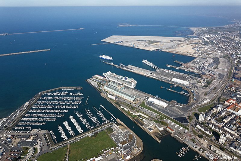 photo aérienne du port de Cherbourg