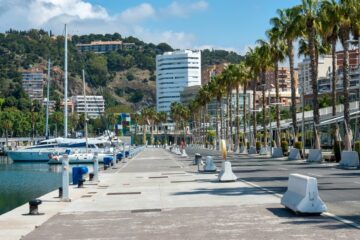 Muelle 1 del Puerto de Málaga en un día normal y durante el confinamiento en abril de 2020