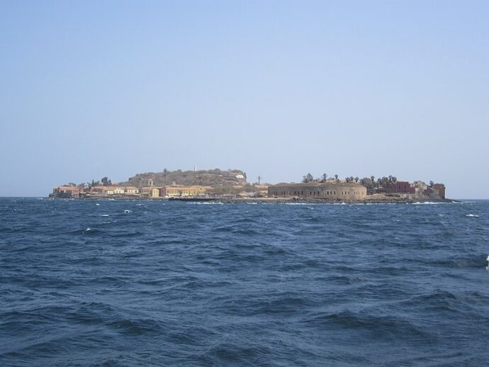 L’Île de Gorée, reliée au continent par une liaison maritime depuis le port de Dakar.