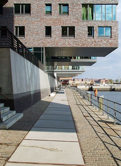 Port of Hamburg Hafen City- floodable quay concept