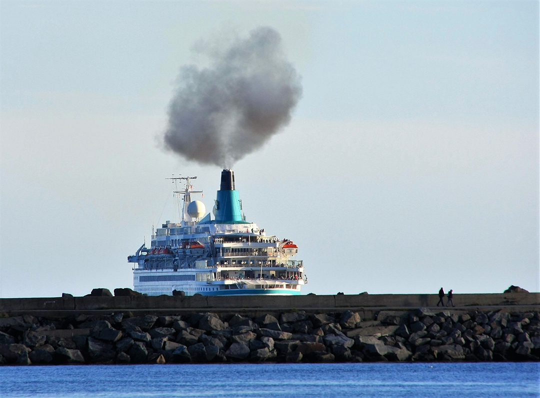 Polluting ship