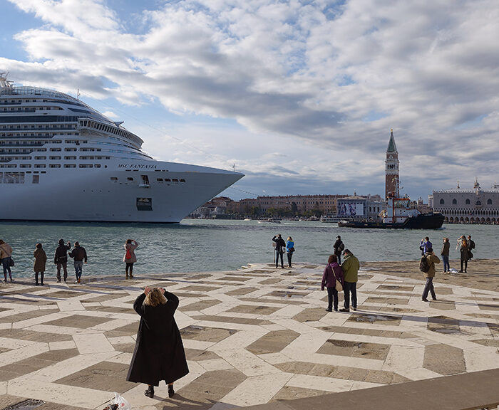 English: The cruise ship MSC Fantasia on the "Bacino San Marco" in Venice by