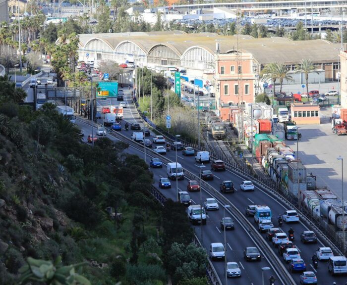 La Ronda Litoral, adentrándose en la ciudad (o saliendo, según se mire) gracias al viaducto que se eleva casi 20 metros sobre el nivel del puerto / FERRAN NADEU