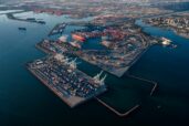 Una terminal de premontaje de aerogeneradores marinos en Long Beach