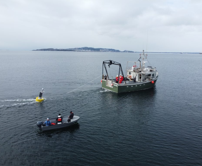 Bateau avec dispositif de surveillance au port de Sept-Îles